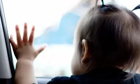 Làm sao để không bỏ quên trẻ trên ôtô?